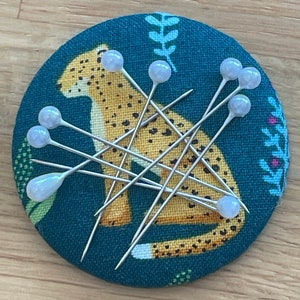 Magnetisches Nadelkissen aus Stoff in Juwel Tones
