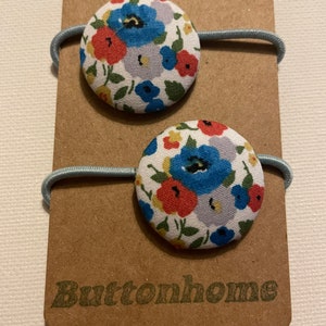 Lazos para el pelo con botones hechos a mano en tela floral