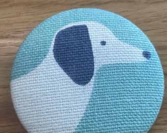Alfiletero magnético/portaagujas con botón de tela hecho a mano en una hermosa tela - Dachshund