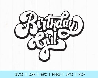 Może przedstawiać: Czarno-biała grafika z napisem "Birthday Girl" w stylu retro, kursywą. Tekst ma efekt cienia, a projekt jest umieszczony na białym tle z pionowym usłojeniem drewna. Opcje formatu pliku znajdują się poniżej.