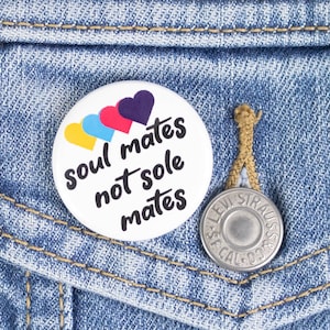 Soul mates not sole mates - Subtiler polyamorischer Stolz Knopf oder Magnet