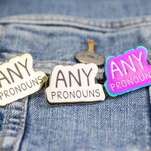 Any Pronouns Enamel Pin - Silber, Gold und Regenbogen Finish - Pronomen Pins, Trans Pins, Nonbinary Pins