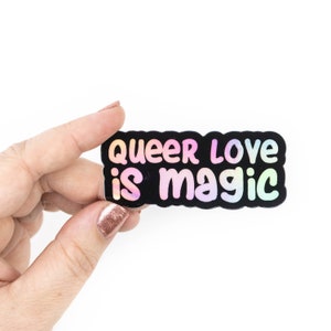 Queer Love est un autocollant magique Queer Die-Cut HOLO Sticker - Soutient le projet Ten Oaks