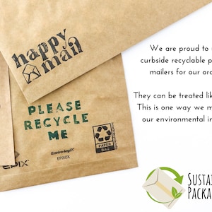Puede incluir: Envelopes de papel marr&oacute;n con el texto "happy mail" y "PLEASE RECYCLE ME" impreso en ellas. Las envelopes est&aacute;n etiquetadas como "envelopes acolchadas reciclables en la acera" y "&iexcl;Se pueden tratar como una caja! &iexcl;Esta es una forma de minimizar nuestro impacto ambiental!" Las envelopes tambi&eacute;n est&aacute;n etiquetadas con el texto "SUSTAINABLY PACKAGED.COM".