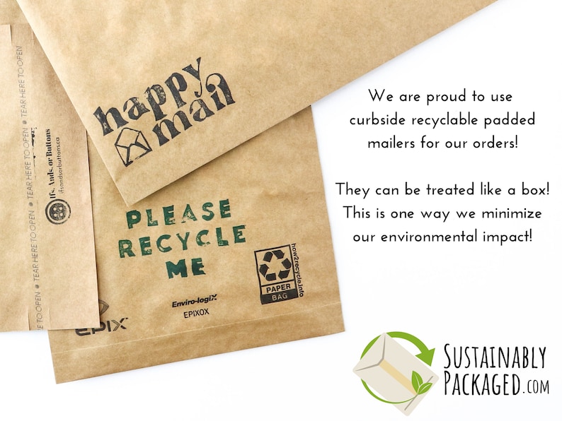 Puede incluir: Envelopes de papel marr&oacute;n con el texto "happy mail" y "PLEASE RECYCLE ME" impreso en ellas. Las envelopes est&aacute;n etiquetadas como "envelopes acolchadas reciclables en la acera" y "&iexcl;Se pueden tratar como una caja! &iexcl;Esta es una forma de minimizar nuestro impacto ambiental!" Las envelopes tambi&eacute;n est&aacute;n etiquetadas con el texto "SUSTAINABLY PACKAGED.COM".