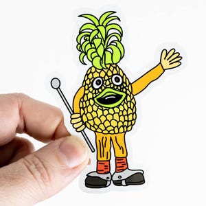 Puede incluir: Un personaje de dibujos animados de piña que lleva pantalones naranjas y zapatos rojos, sosteniendo un micrófono y saludando con una mano.