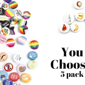 Op de afbeelding: Een verzameling van 5-packs met verschillende ontwerpen, waaronder LGBTQ+-pride-vlaggen, dierillustraties en boodschappen voor sociale rechtvaardigheid. De buttons zijn kleurrijk en hebben een verscheidenheid aan thema's.