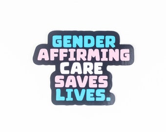 Può includere: Adesivo nero con il testo "Gender Affirming Care Saves Lives." Il testo è in grassetto, bianco, con le parole "Gender" e "Lives" in azzurro chiaro e "Affirming" e "Saves" in rosa.