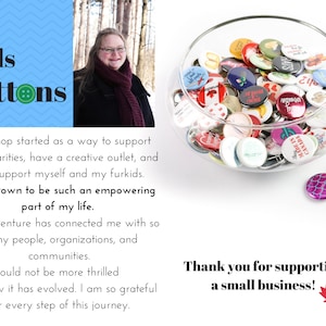 Puede incluir: Un bol lleno de botones coloridos con varios dise&ntilde;os y texto. El texto en los botones incluye "Hecho en Canad&aacute;", "Te amo" y "Buena suerte". El bol est&aacute; sobre una superficie blanca. El texto "Ifs, Ands or Buttons" est&aacute; en un fondo azul y blanco. El texto "&iexcl;Gracias por apoyar un peque&ntilde;o negocio!" est&aacute; en texto negro con una hoja de arce roja.