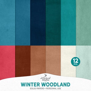 K&ouml;nnte beinhalten: Ein Set mit 12 digitalen Papiertexturen in Blaut&ouml;nen, Gr&uuml;nt&ouml;nen, Braun, Rot und Wei&szlig;. Die Papiere haben eine strukturierte Optik und sind mit "Winter Woodland" und "Solid Papers - Personal Use" beschriftet.