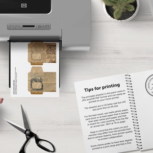 Peut inclure: Feuille imprimable d'enveloppes &agrave; pi&egrave;ces avec un design de journal vintage. La feuille est pr&ecirc;te &agrave; &ecirc;tre imprim&eacute;e sur une imprimante domestique. Des conseils d'impression sont inclus sur une feuille s&eacute;par&eacute;e.