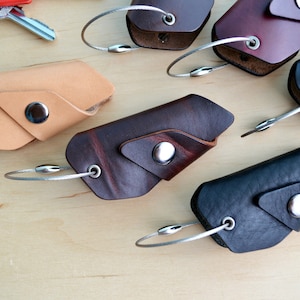 Leather key holder | Safety for nails key carrier | Horween leather fob for up to 6 keys | small key organizer | design keychain | key cover