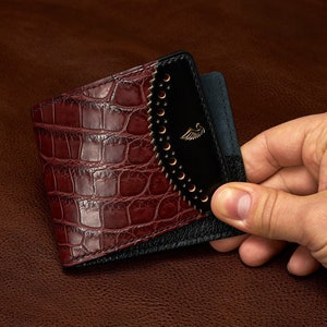 Cartera personalizada de piel de caimán burdeos con parche Horween Shell Cordovan e interior de piel de cabra / Para dólares, libras y euros, Lagard