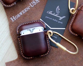 レザーAirPods 3、4、Pro 2、Pro、1/2ケース、Horween Burgundy Chromexcelレザー製、真鍮フック付き、モノグラムパーソナライズ、ハンドメイド