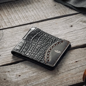 Cartera personalizada de piel de caimán negra con parche Horween Shell Cordovan e interior de piel de cabra / Para dólares, libras y euros, Lagard
