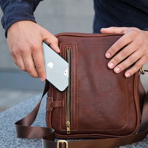 ライトブラウンタンのレザークロスボディ縦型バッグ、メンズレザーA5ショルダーバッグ | 花婿の付き添い人へのギフト | 普段使いにカジュアルに