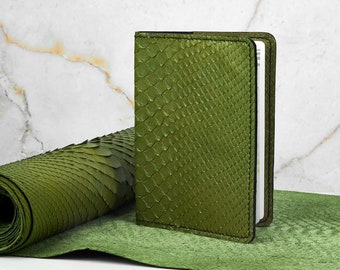Funda de cuero para pasaporte, exótica, verde, personalizada, hecha a mano, piel de pitón verde, regalo de lujo, funda para pasaporte, regalo de viaje.