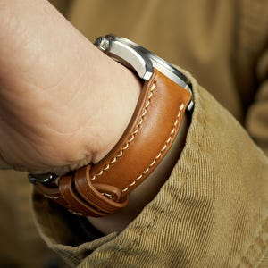 Pulseira de relógio em couro Tan Horween / Couro Latigo Rio marrom claro de grão integral / acolchoado feito à mão 24, 22 mm, 20 mm, 18 mm, 16, 14 personalizado