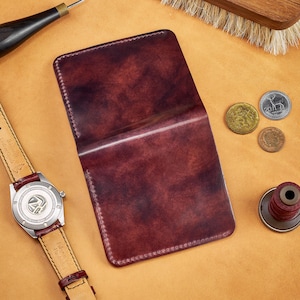 Portefeuille en coquillage Cordovan en Bourgogne Museum Cordovan de Rocado, personnalisable / Portefeuille fait main avec intérieur tanné végétal patiné / Chicago
