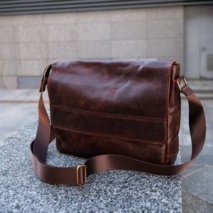 Sacoche pour ordinateur portable en cuir marron, sac à bandoulière en cuir personnalisé | Sacoche pour ordinateur portable | Monogrammes | Porte-documents en cuir pour homme avec intérieur en cuir