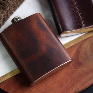 Personalisierter Groomsmen Flachmann in beige Horween Leder, toller Pull-Up Effekt / Geschenk für Ihn, Mann, Mann, Vater / kleine Leder Flasche