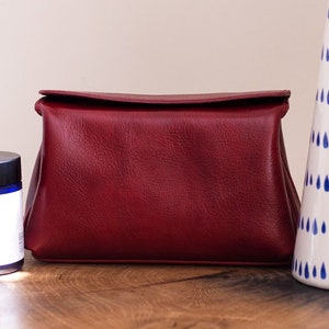 Rote Kosmetiktasche aus italienischem Leder mit Magnetverschluss / 3 Fächer, 1 Reißverschluss / Ledertasche