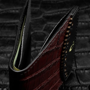 Portefeuille personnalisé en alligator bordeaux avec écusson Horween Shell Cordovan et intérieur en cuir de chèvre / Pour dollars, livres, taille euro, Lagard image 4