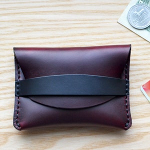 Portemonnee met klep van bordeauxrood Horween Horse Chromexcel-leer. Kleine portemonnee-, geld- en kaarthouder met zwart bandje