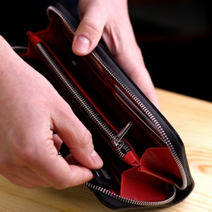 Cartera larga con cremallera negra con interior de cuero rojo / Cosida a mano / cartera elegante y espaciosa para tarjetas, efectivo, teléfono, monedas, papeles imagen 1