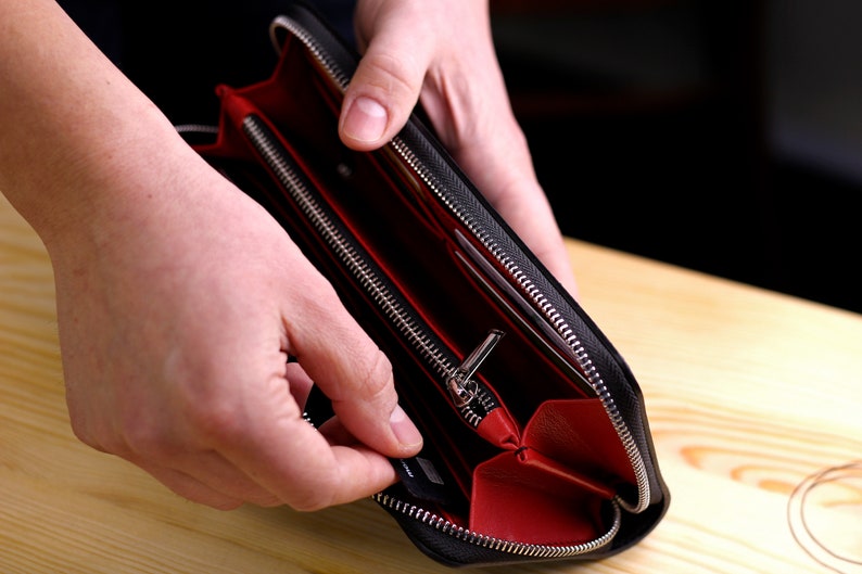 Cartera larga con cremallera negra con interior de cuero rojo / Cosida a mano / cartera elegante y espaciosa para tarjetas, efectivo, teléfono, monedas, papeles imagen 1