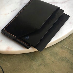 Cartera de piel de cordero de Horween color burdeos, marrón y negro. Tarjetero, tarjetero con bolsillo delantero de piel de cordero cosida a mano, Karat Negro