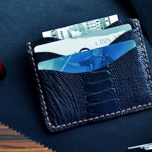 Kartenhalter aus Straußenleder | Fronttasche Kartenhalter mit 3 Steckplätzen | Schwarze Straussenbeine aus Leder | minimalistische schlanke Brieftasche , Tasche