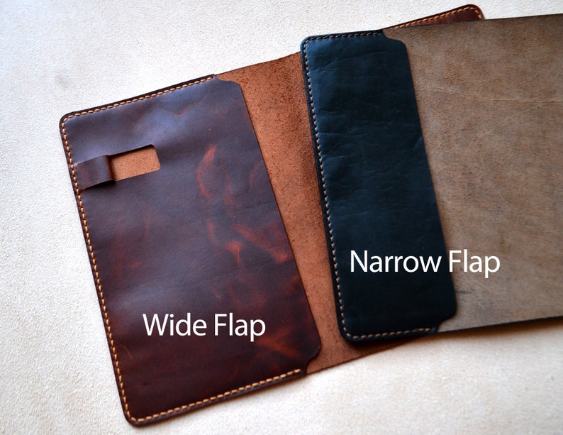 Może przedstawiać: Brązowa sk&oacute;rzana okładka na notes z dwoma klapami. Większa klapa jest oznaczona jako "Wide Flap", a mniejsza jako "Narrow Flap".