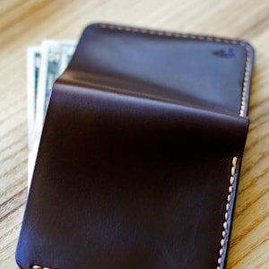 Carteira marrom dobrável em couro Horween Chromexcel, presente personalizável para ele / Carteira feita à mão com 4 compartimentos para cartões e bolsos ocultos, Chicago