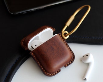レザーAirPods 3、4、Pro 2、Pro、1/2ケース、Horween Brown Chromexcelレザー製、真鍮フック付き、モノグラムパーソナライズ、ハンドメイド