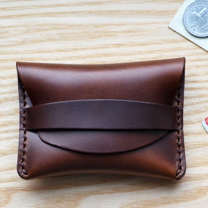 Cartera con solapa en piel Horween Horse Chromexcel marrón. Monedero pequeño, tarjetero y monedero con correa color tostado