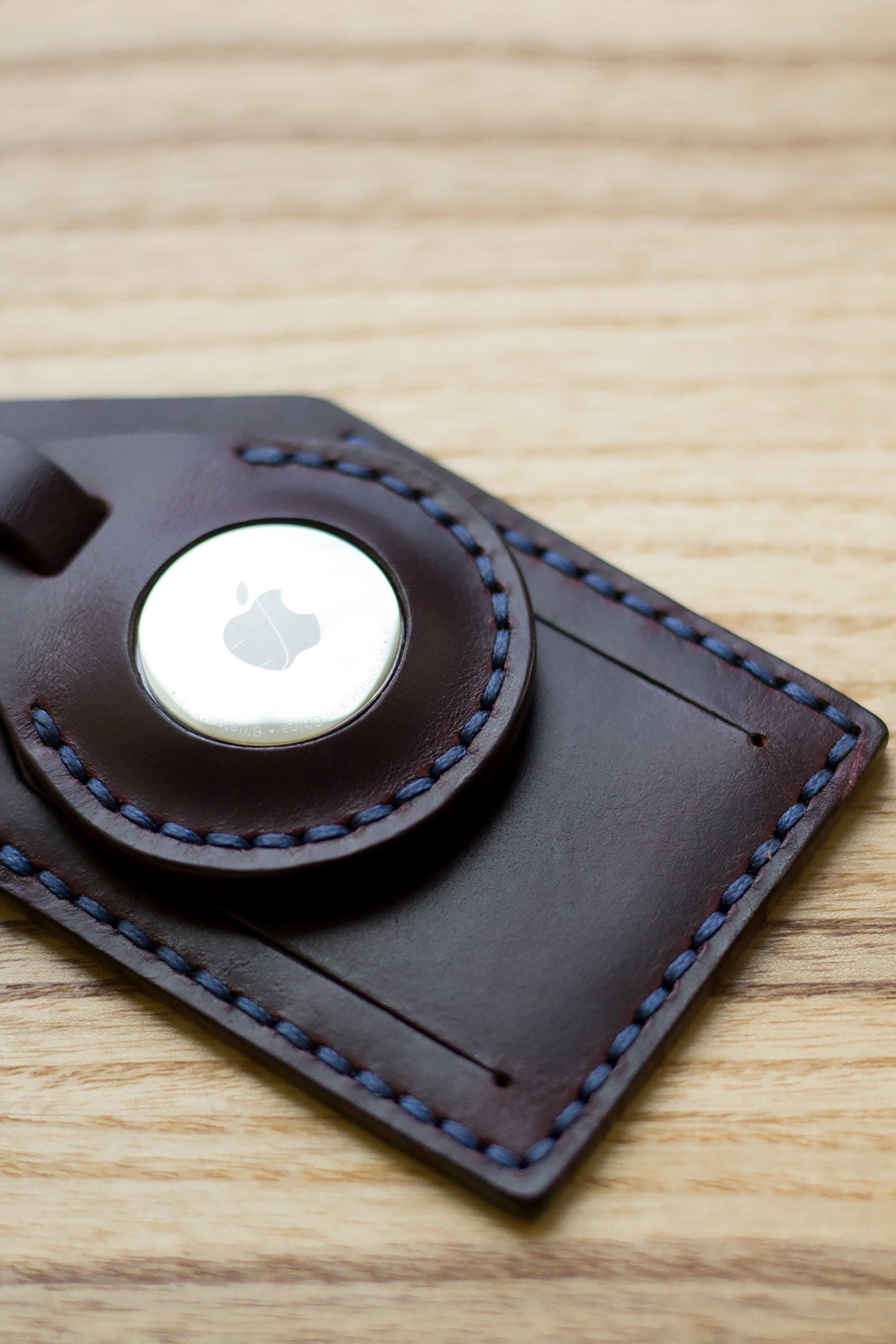 AirTagおよび/またはラゲッジタグパーソナライズケース バーガンディ Horween Chromexcel レザー / Apple Air Tag ホルダー、ラゲッジタグホルダー キーフォブ