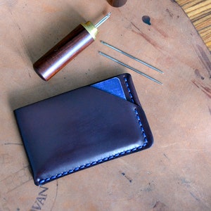 Cartera de piel de cordero de Horween color burdeos, marrón y negro. Tarjetero, tarjetero con bolsillo delantero de piel de cordero cosida a mano, Karat imagen 4