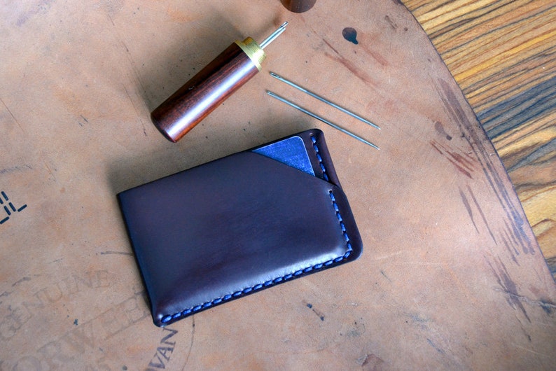 Cartera de piel de cordero de Horween color burdeos, marrón y negro. Tarjetero, tarjetero con bolsillo delantero de piel de cordero cosida a mano, Karat imagen 4