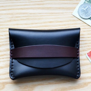 Horween Flap Portemonnaie aus schwarzem Chrom-Chromexcel Leder. Kleine Geldbörse, Geldbeutel und Kartenhalter mit Burgund Band