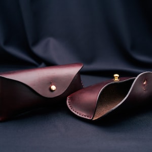 Étui à lunettes en cuir Horween chromexcel / étui à lunettes / housse de lunettes de soleil en chromexcel bourgogne, ciel