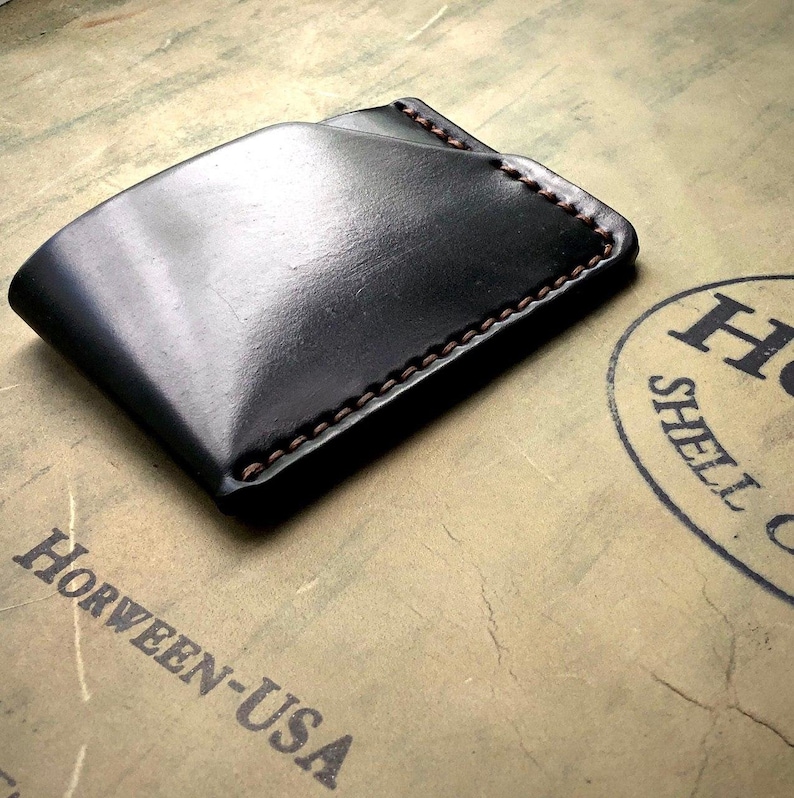 Cartera de piel de cordero de Horween color burdeos, marrón y negro. Tarjetero, tarjetero con bolsillo delantero de piel de cordero cosida a mano, Karat imagen 10