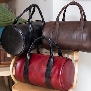 Roter Luxus Seesack mit Lederfutter / Runde Leder Duffel Sport Casual Bag mit Schultergurt / Handgepäck Größe