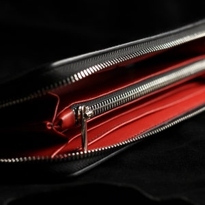 Cartera larga con cremallera negra con interior de cuero rojo / Cosida a mano / cartera elegante y espaciosa para tarjetas, efectivo, teléfono, monedas, papeles imagen 3