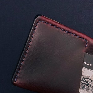 Cartera de piel Horween en Chromexcel burdeos / Billetera plegable para hombre, regalo para él / Cartera minimalista elaborada a partir de una sola pieza de piel Arpa imagen 7