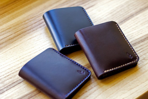 バーガンディ色の Horween Chromexcel レザー二つ折り財布、男性