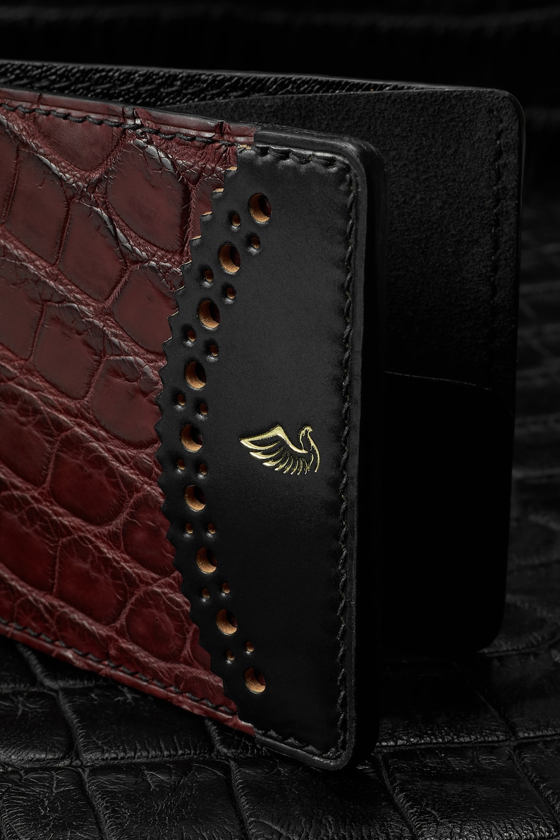 Portefeuille personnalisé en alligator bordeaux avec écusson Horween Shell Cordovan et intérieur en cuir de chèvre / Pour dollars, livres, taille euro, Lagard image 6