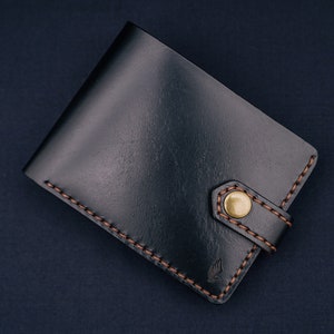 Tweevoudige Horween-portemonnee van zwart Chromexcel-leer, met of zonder sluiting | pasjes- en muntzakjes slim wallet | Bifold met monogram, boogschutter