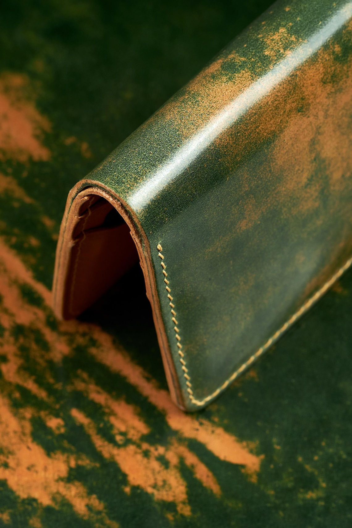 Shell Cordovan wallet in Green Marbled leather from Rocado, personalizable gift / Handmade wallet with patina veg tanned interior
