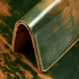 Cartera Shell Cordovan en piel jaspeada verde de Rocado, regalo personalizable / Cartera hecha a mano con interior curtido vegetal patinado / Chicago